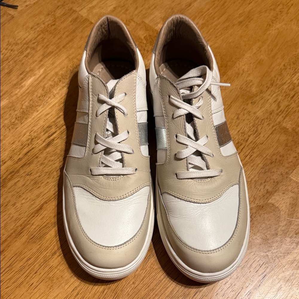 Kaanas Women's Tan and White Athletic Shoes